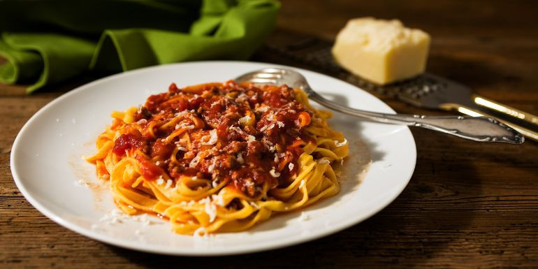 Tagliatelle Autentiche al Ragù Bolognese con Parmigiano Reggiano 36 Mesi